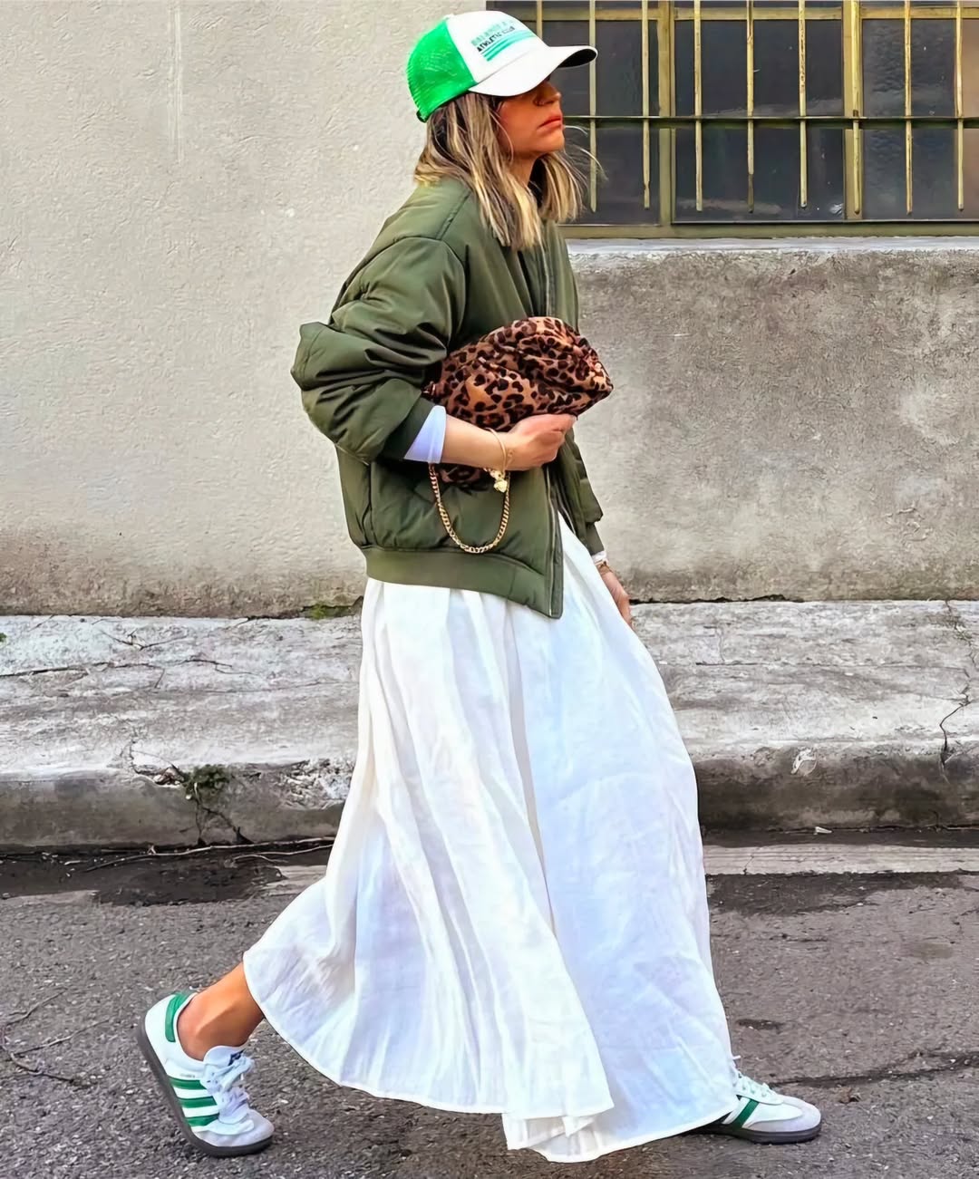 Effortlessly chic⁣ in a flowing white ‌skirt