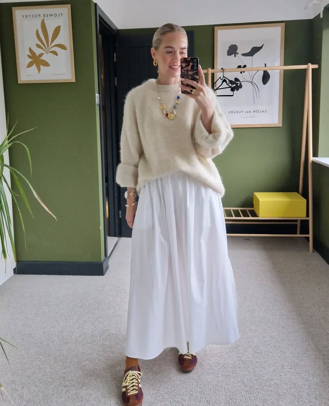 Stylish ⁤white skirt with cozy sweater ensemble