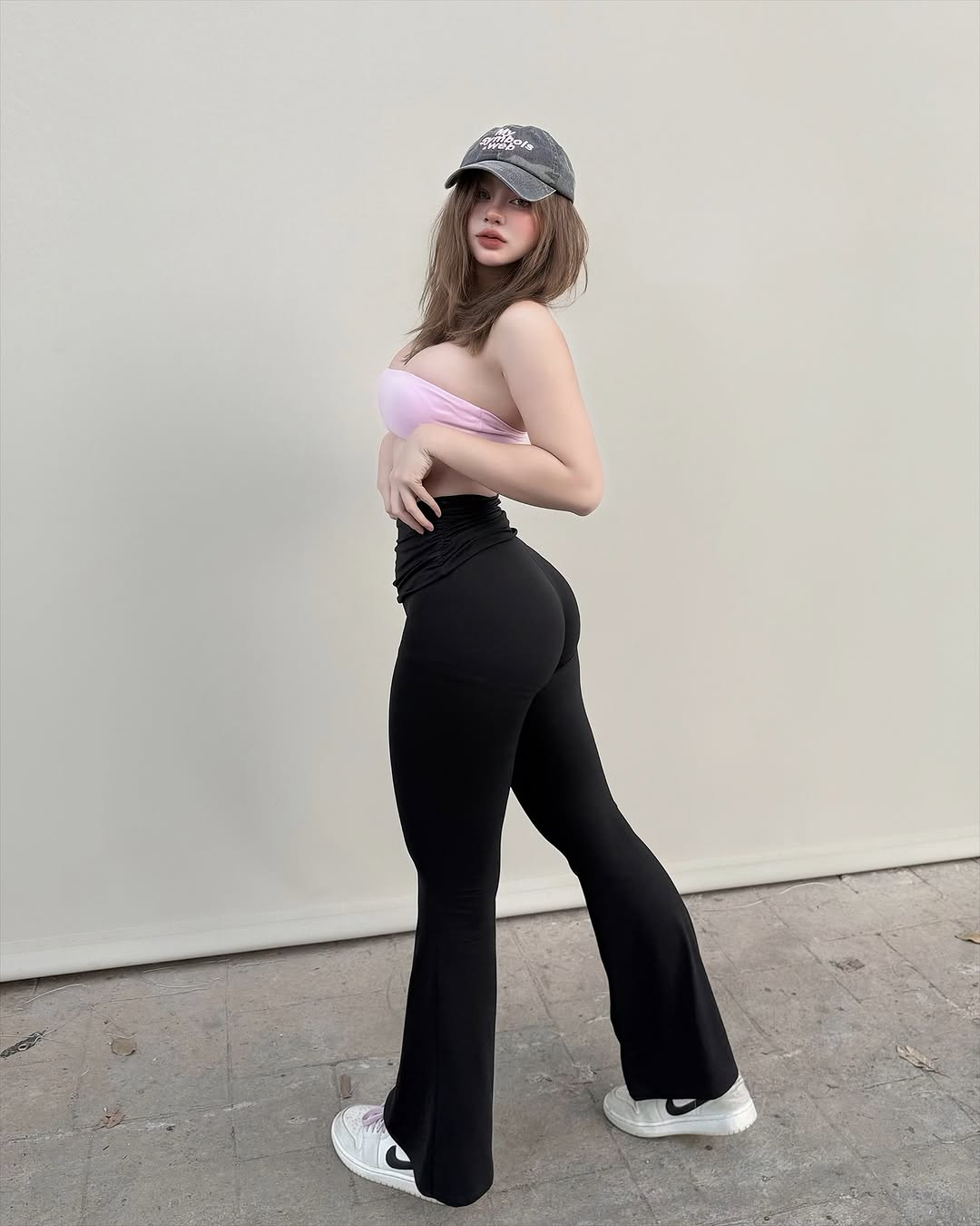 Chic summer look with flare pants and tank