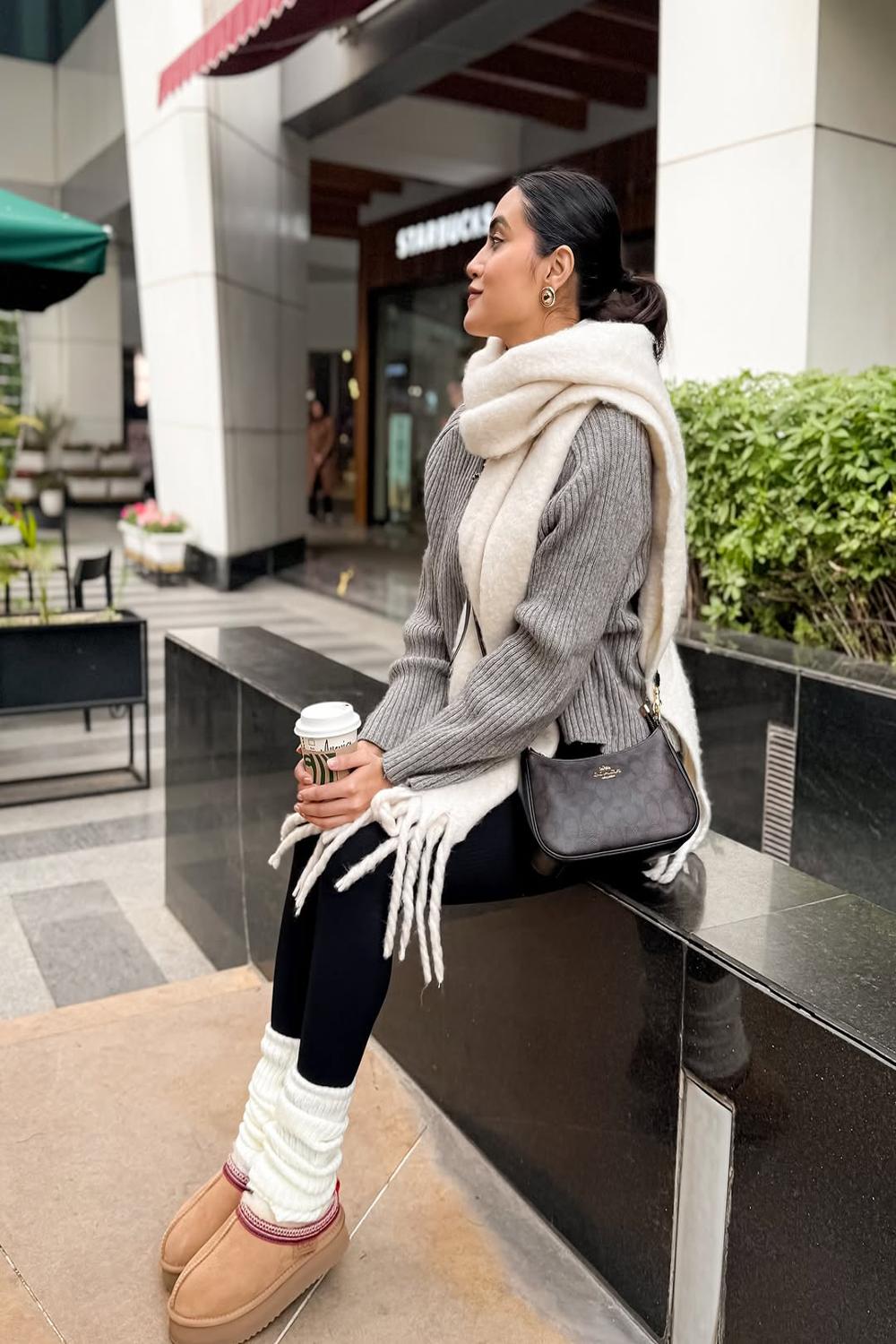 Chic⁣ winter vibe with Uggs and layers