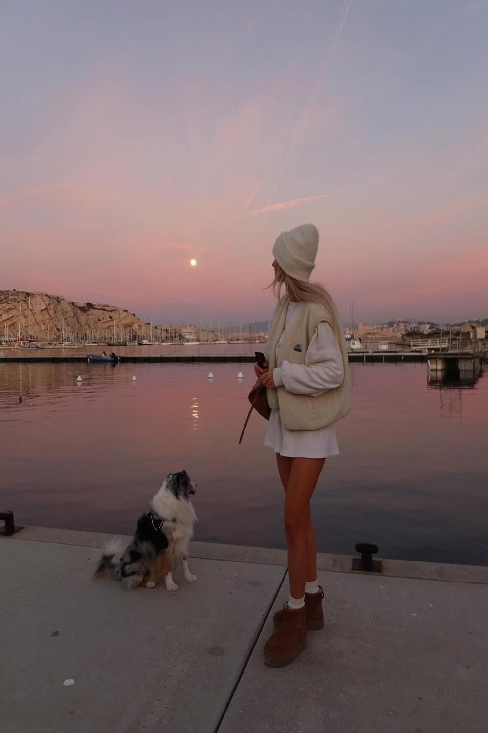 Chic Uggs outfit for Sunset ⁤Stroll