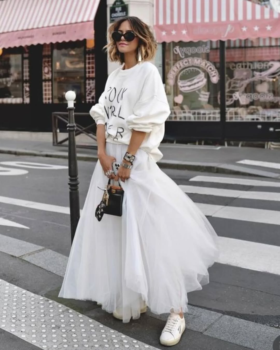 Chic casual look with a white ⁢tulle skirt