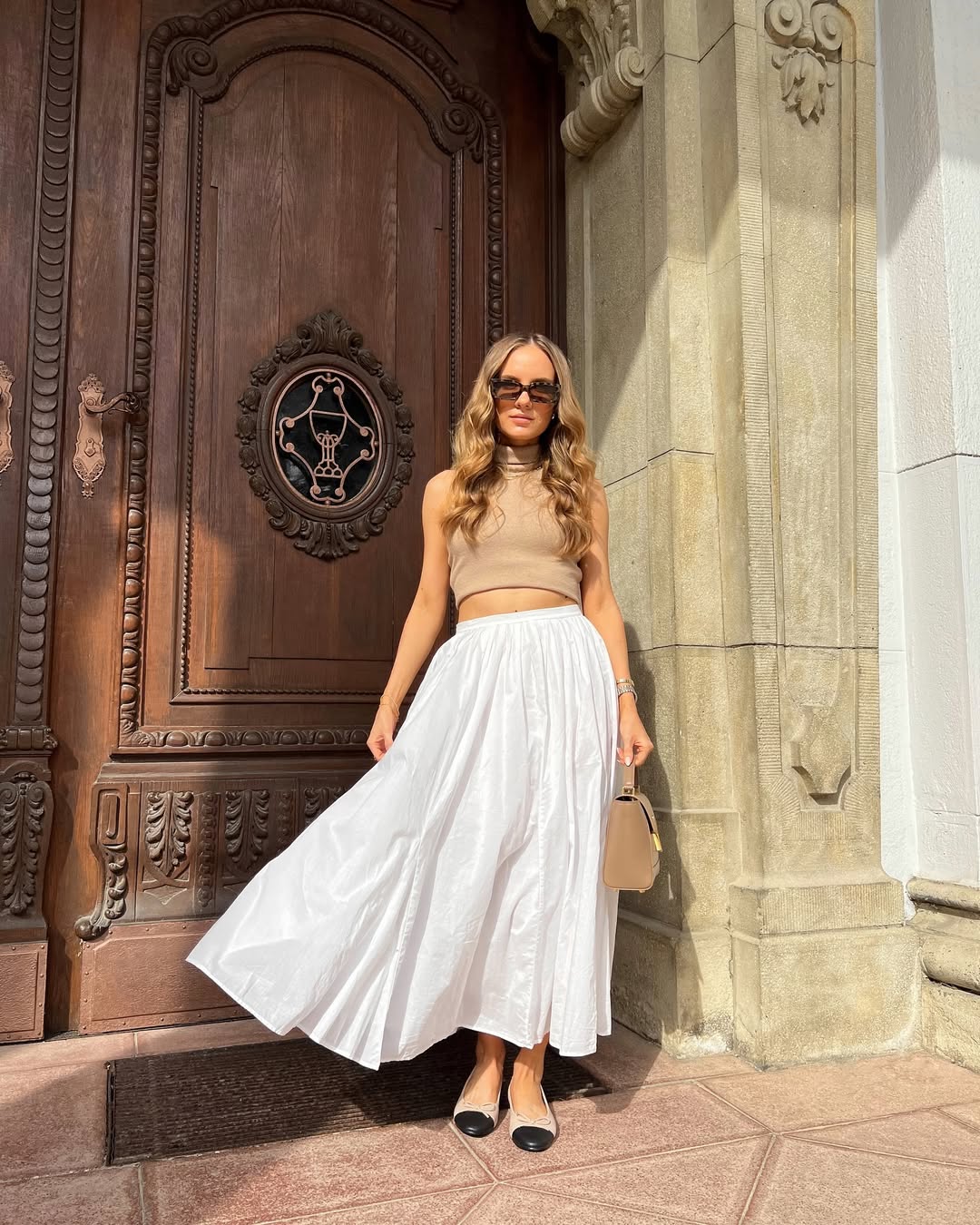 Chic summer look with a⁣ white ‌skirt