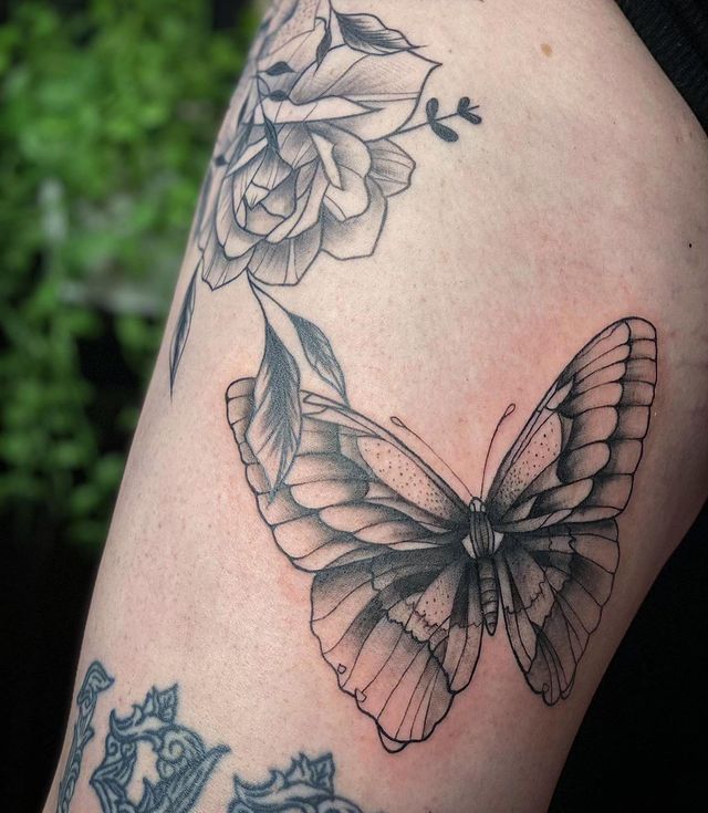 Beautiful Butterfly Tattoo With Roses on Thigh