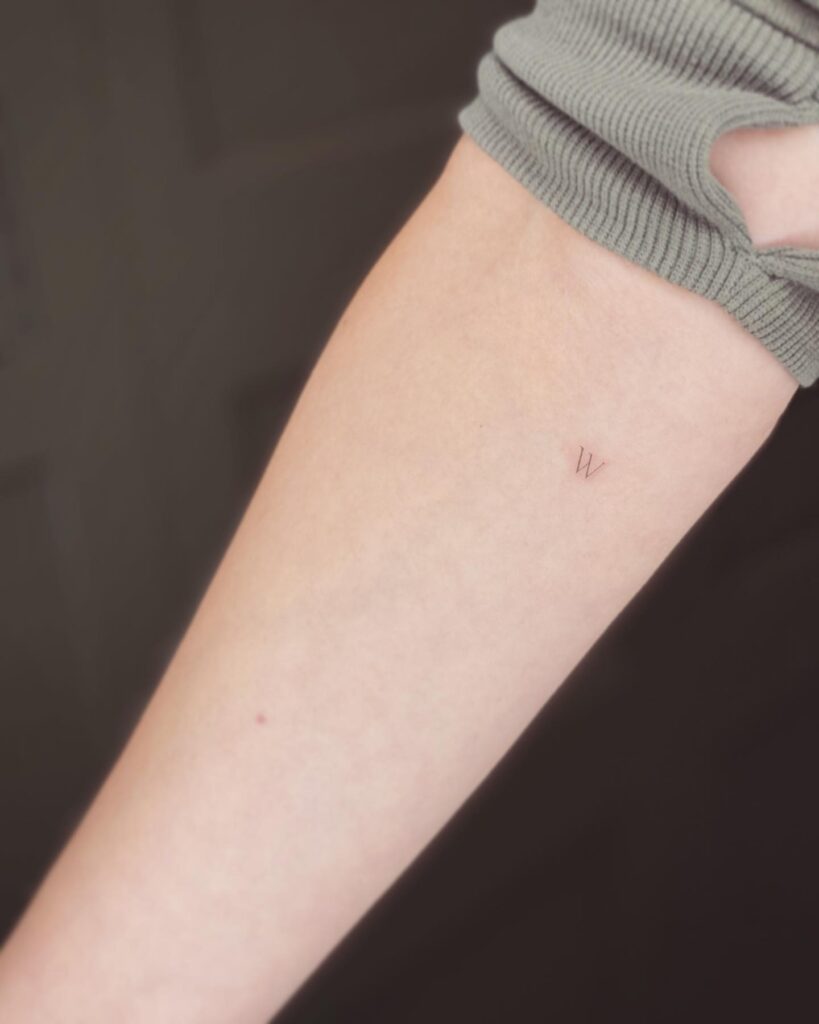 Fineline 'W' Letter on the Forearm Tattoo: Whispering Wisdom