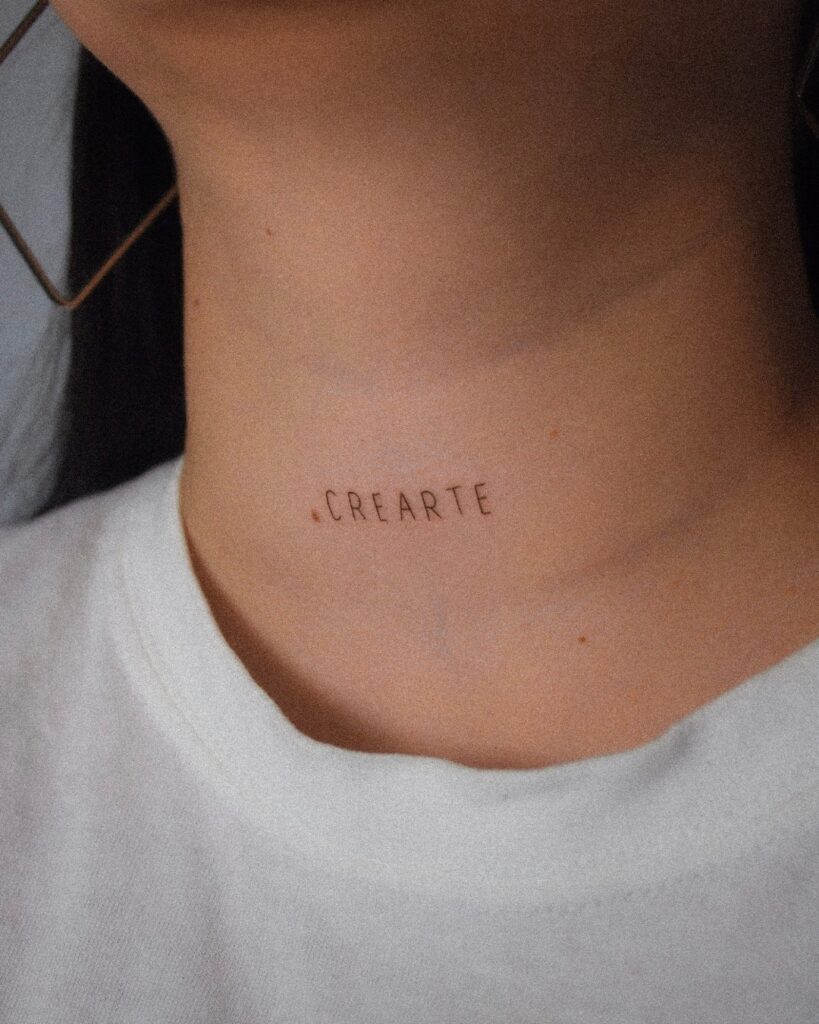 Front neck artistry with a play of thin and thick text "crearte" calligraphic charm