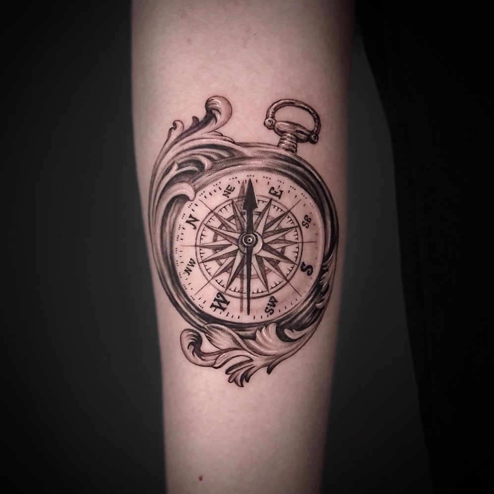 Fusion of baroque elements with a compass on the forearm: baroque elegance