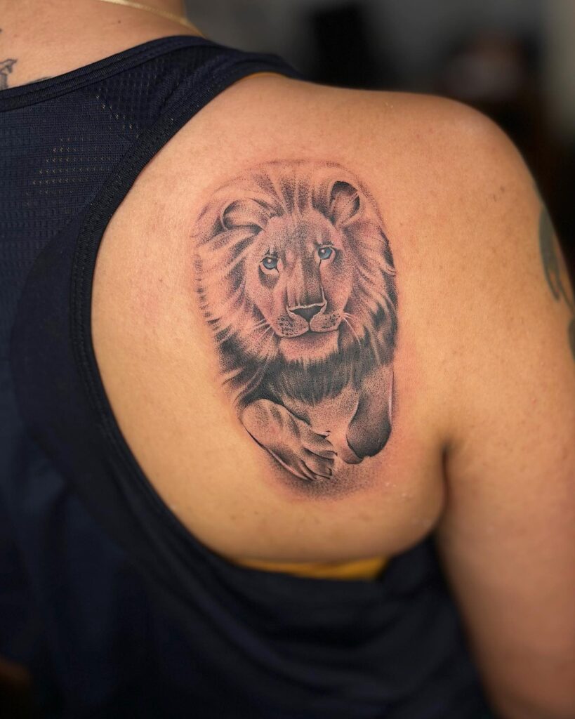 Lion front view tattoo on the back of the shoulder: shoulder roar