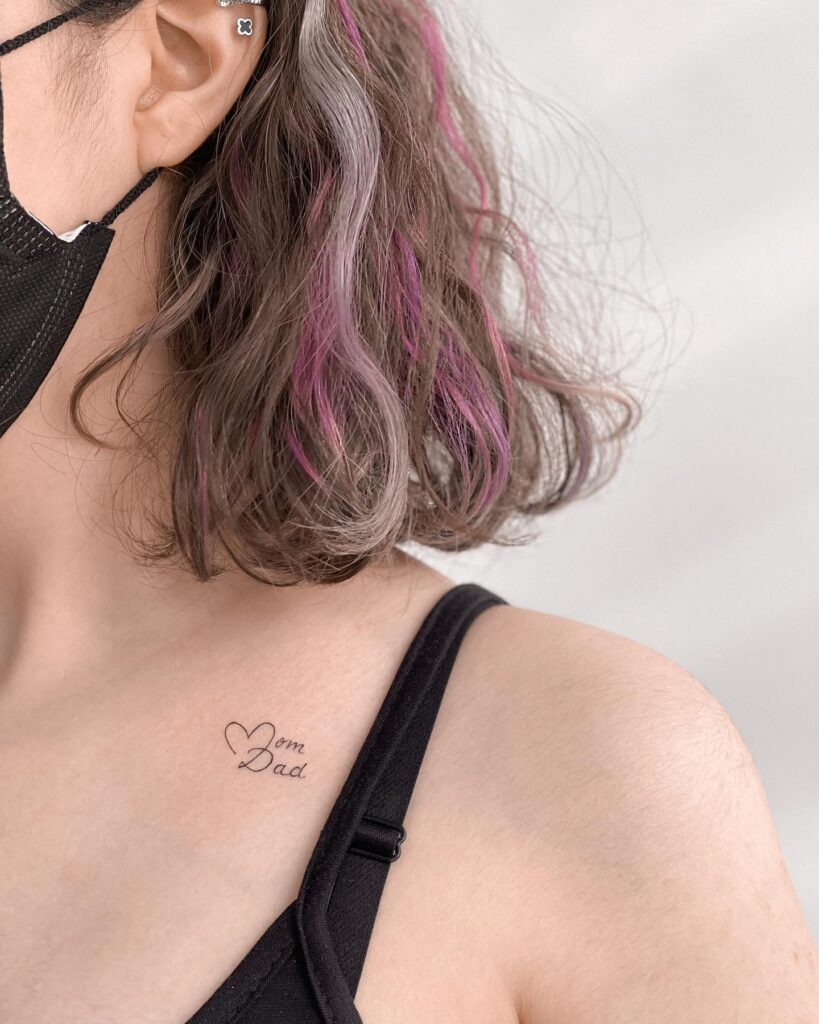 Mom and dad tattoo with heart accent on the collarbone: stylish tribute
