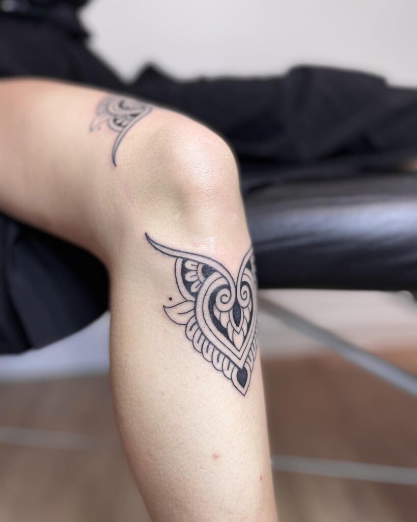 Ornamental above knee tattoo design image