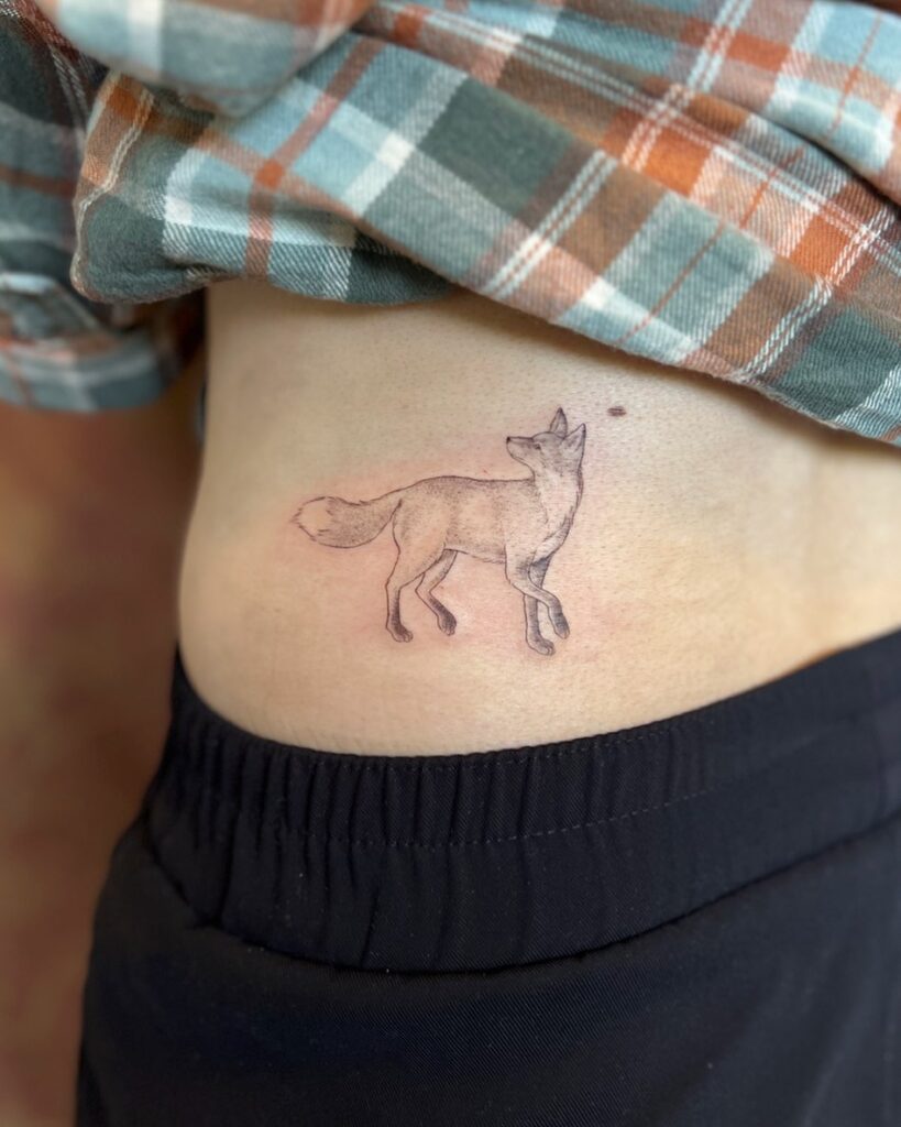 Side View of a Little Fox Babe Looking Back on the Lower Back for Females: Sly Peek