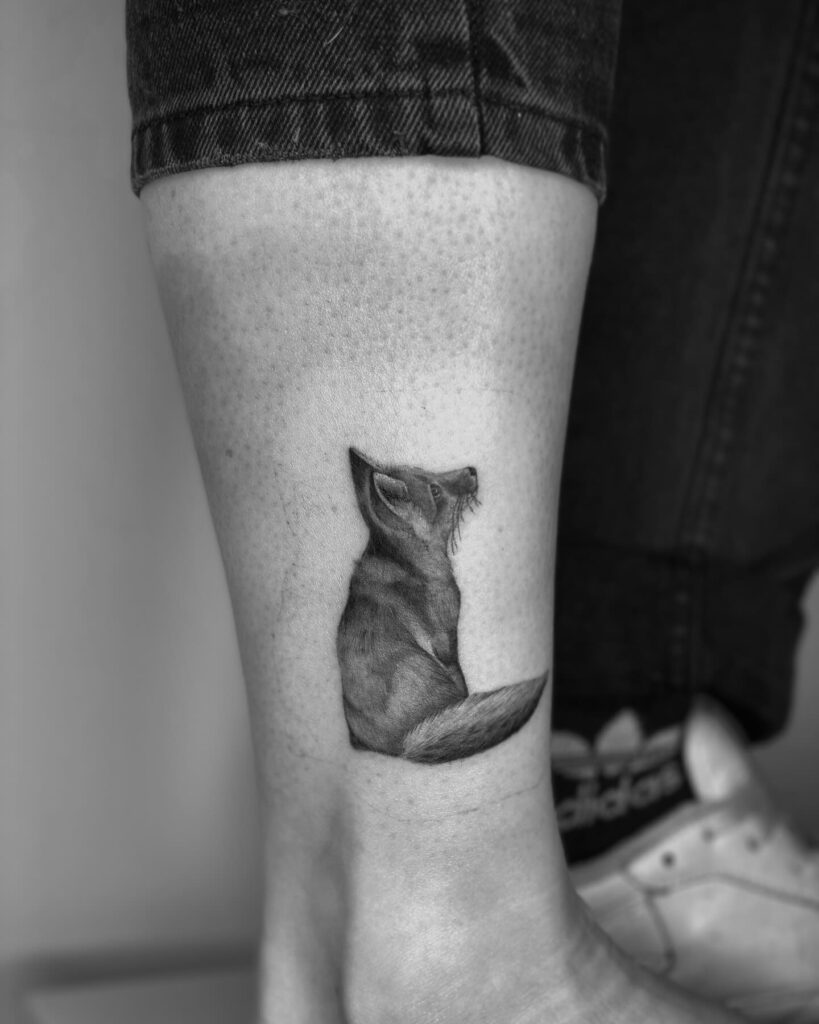 Sitting Fox Above the Ankle in Black and Grey Shades: Lil' L-Shaped Charm