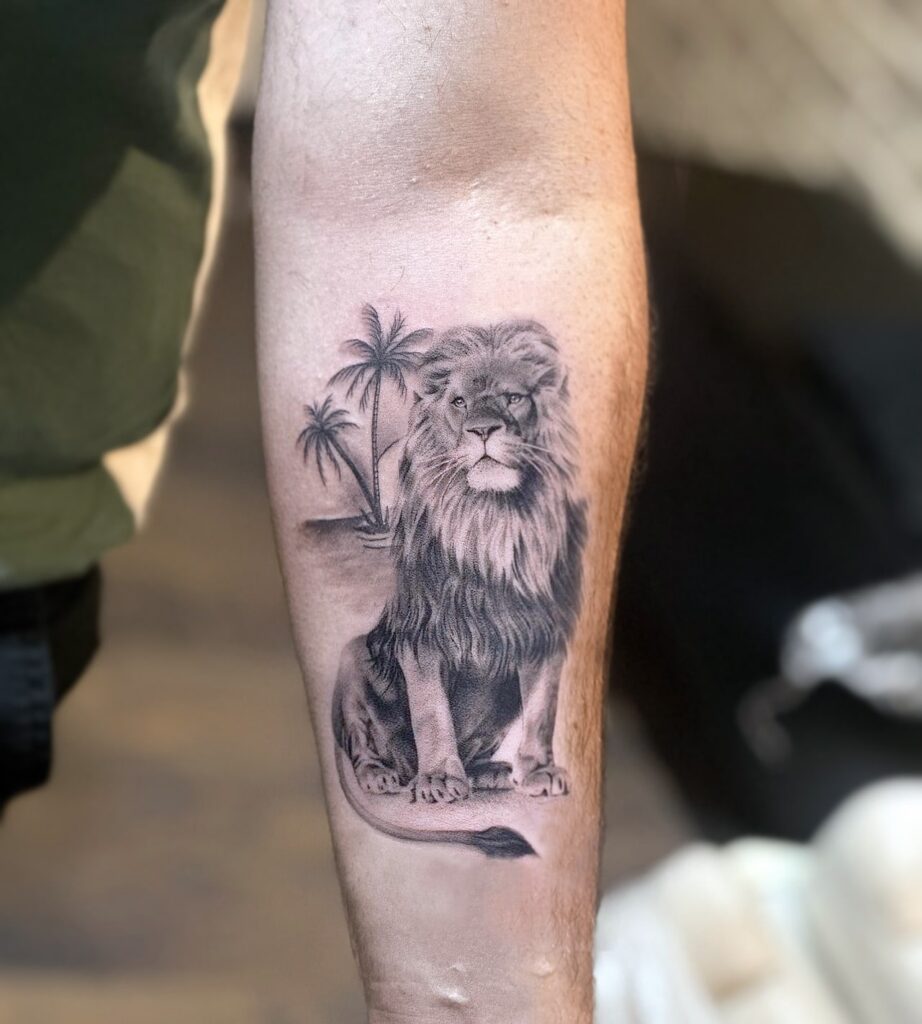 Sitting lion with coconut trees on the forearm: palm oasis