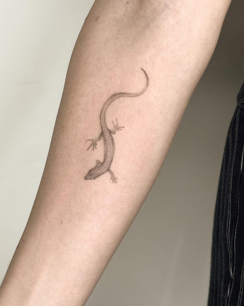 Top View Lizard Tattoo on the Forearm in Chic Black and Grey: Stealthy Elegance