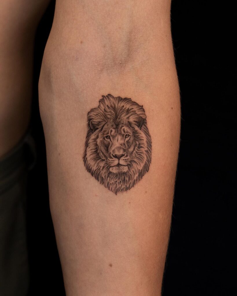 Very detailed lion face small tattoo on the forearm: detailed majesty